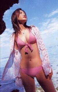 『Hello! Project BEST SHOT!!』より引用。石川梨華ちゃんのビキニ姿の写真