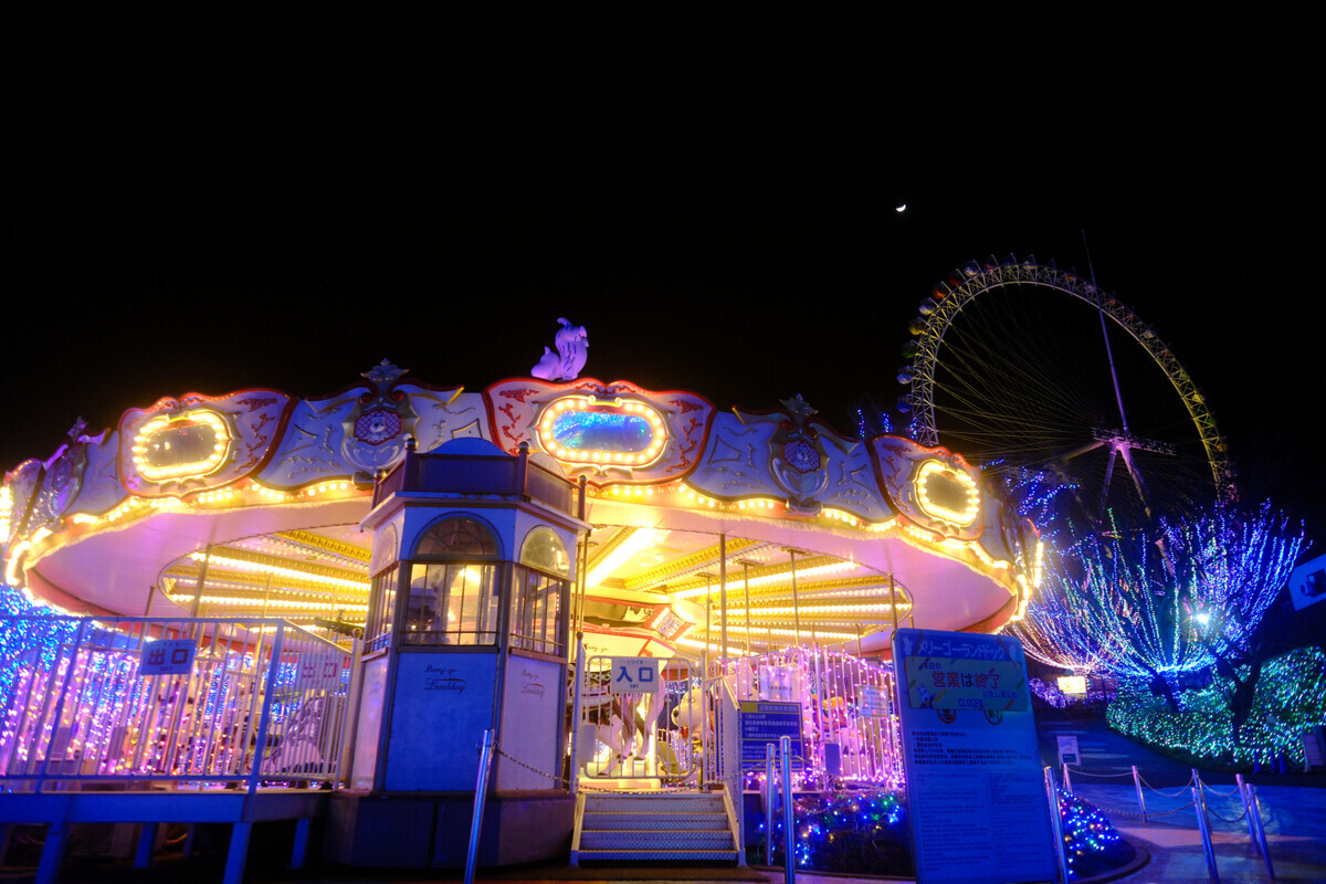 夜のよみうりランドを彩るイルミネーション - 透明な七月