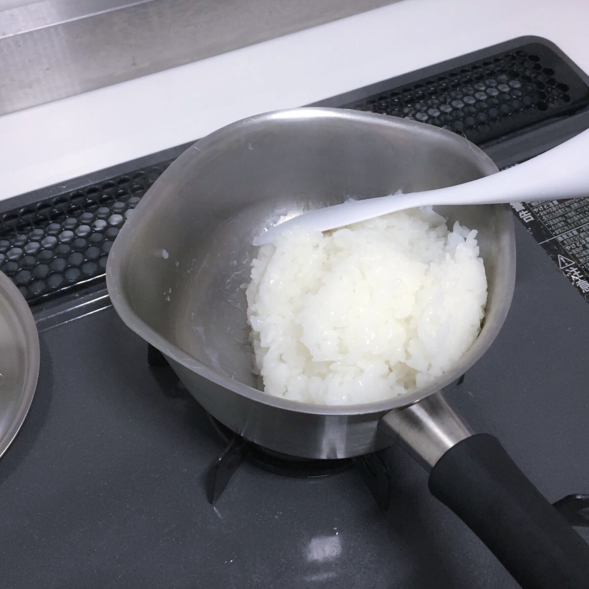 ステンレスの鍋でご飯を炊く