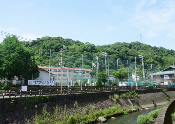 中学校とその裏山、この一帯が城跡