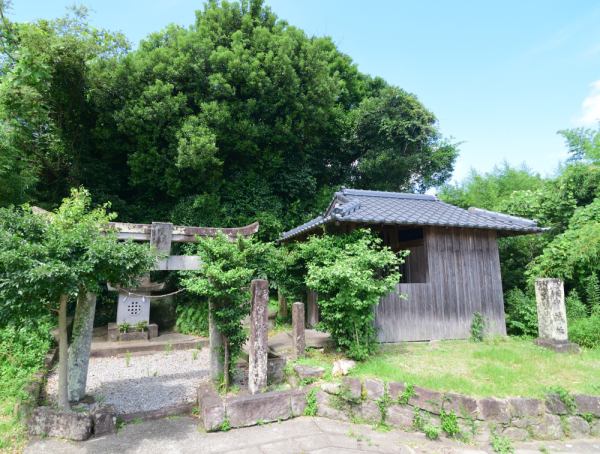 城跡の一角には保食神社と日吉神社が鎮座する