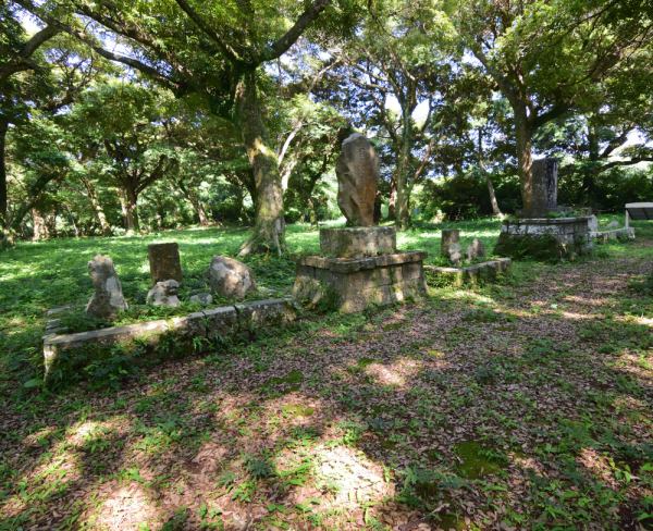 曲輪跡に記念碑が並ぶ、一族の誕生石もある