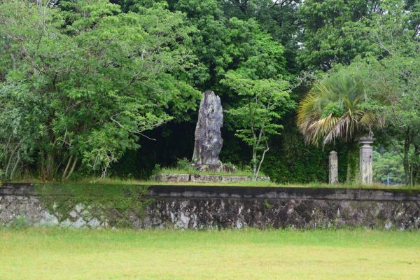 芝生が広がる公園に城址碑がある