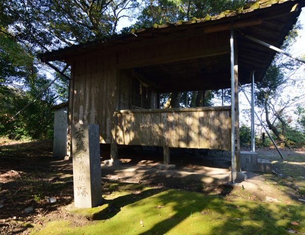 祠の近くに「本城（千々輪城）跡」城址碑