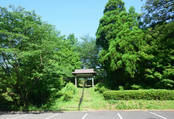 曲輪跡に整備された公園、入口には昔風の門