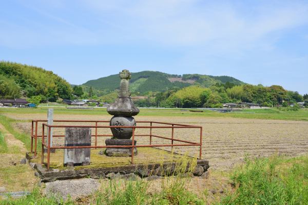 田んぼの中に供養塔