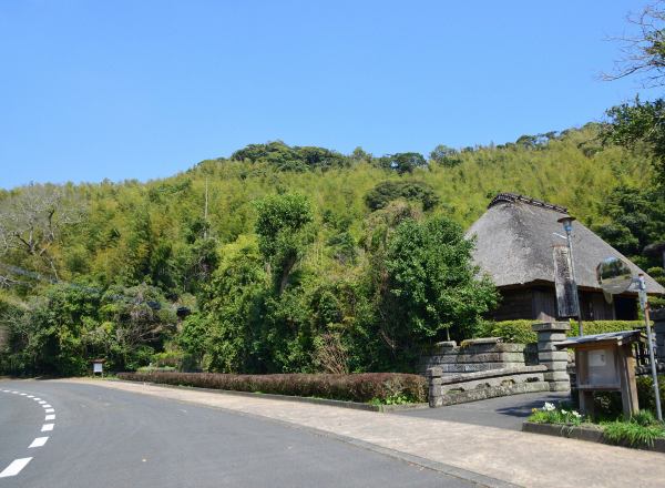 茅葺屋根の武家屋敷と山城跡