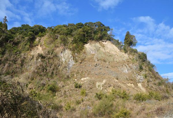 断崖をむき出しにした山城跡