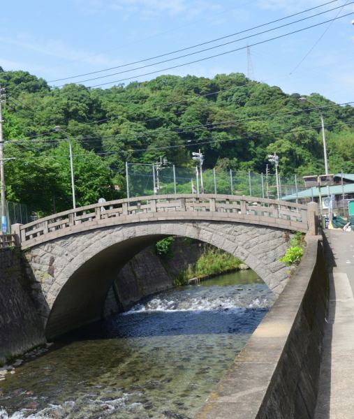 稲荷川に架かる石橋と山城跡