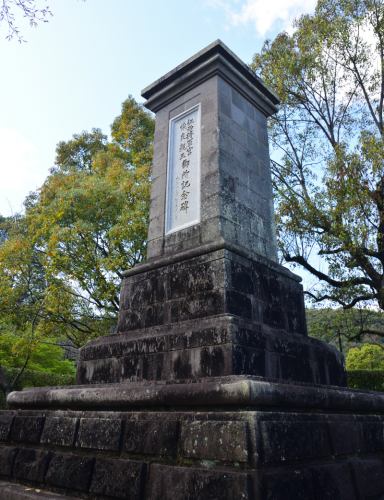 石造りの大きな記念碑