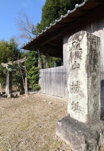 神社の脇に城址碑がある