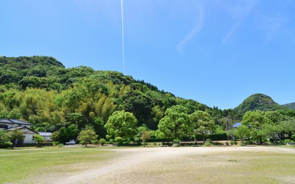 青空の下に尾根が続く