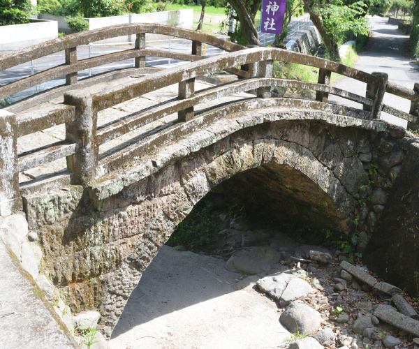 歴史を感じさせる石橋