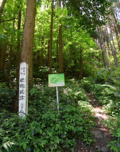 登山口には白い標柱がある、地図で見学ルートも確認できる