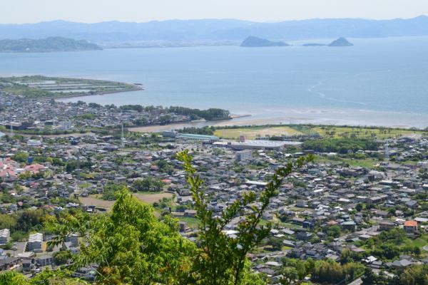 眼下に市街地が広がる、海の向こうには神造島と大隅半島が見える