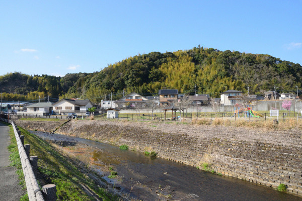 川越しに見る山城跡