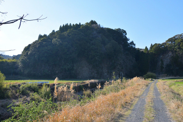 田園風景の中の山城跡