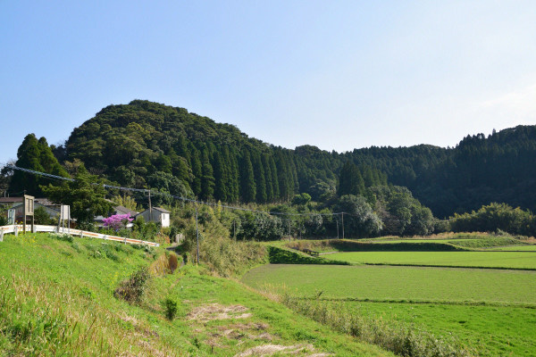 田園風景の中の山城跡