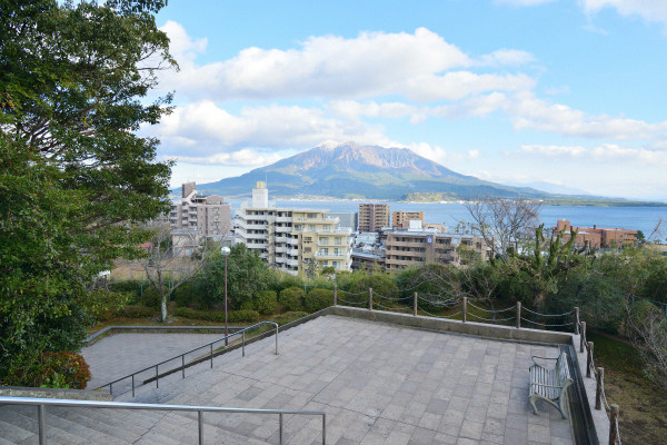 海辺の高台にある城跡、桜島と海が間近に見える