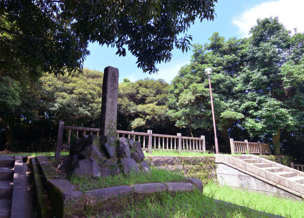 城址碑と祭壇のような遺構