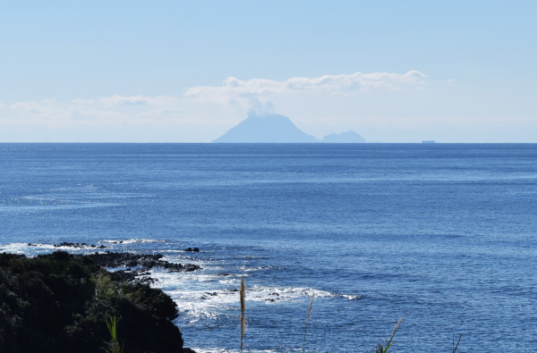 海に浮かぶ硫黄島