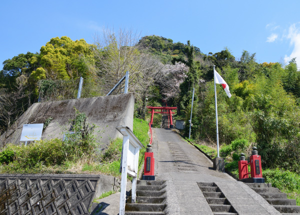 山城跡の麓に神社がある