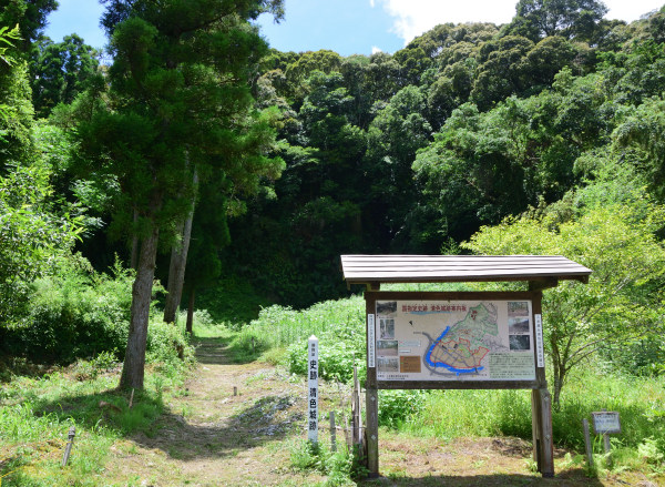 「清色城跡」標柱と説明看板、奥に登山口