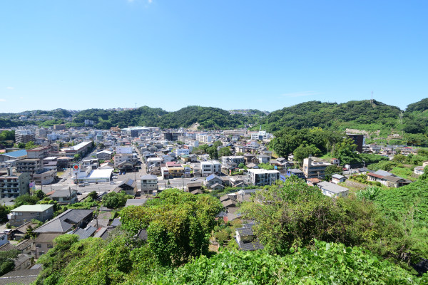 青空の下に市街地が広がる