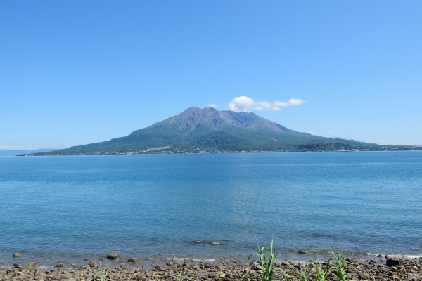 快晴の錦江湾、青い海に桜島が浮かぶ