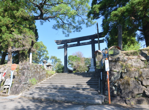 稲荷神社の入口、居館跡の石垣も残る