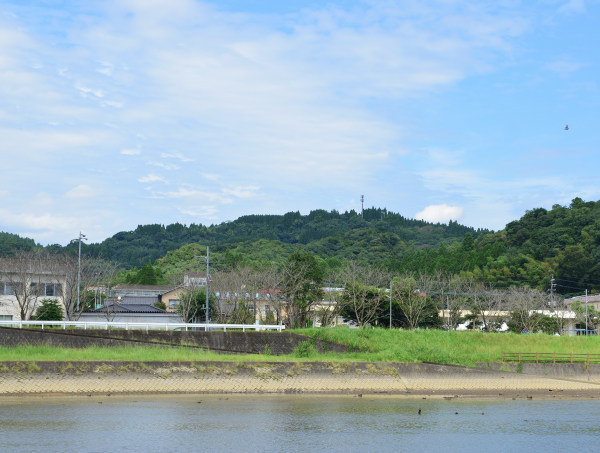 川を挟んで山城跡を見る