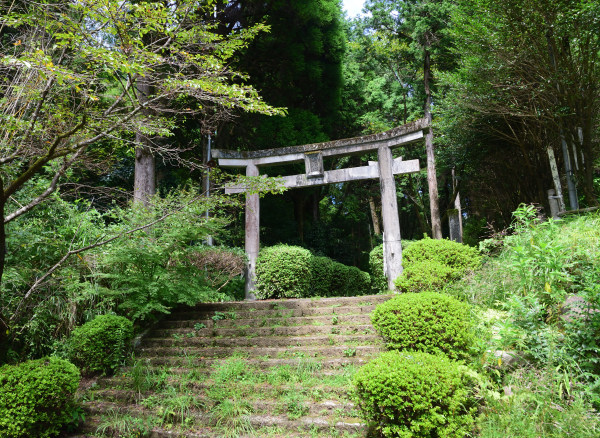 帖佐八幡神社の参道入口に鳥居と石段