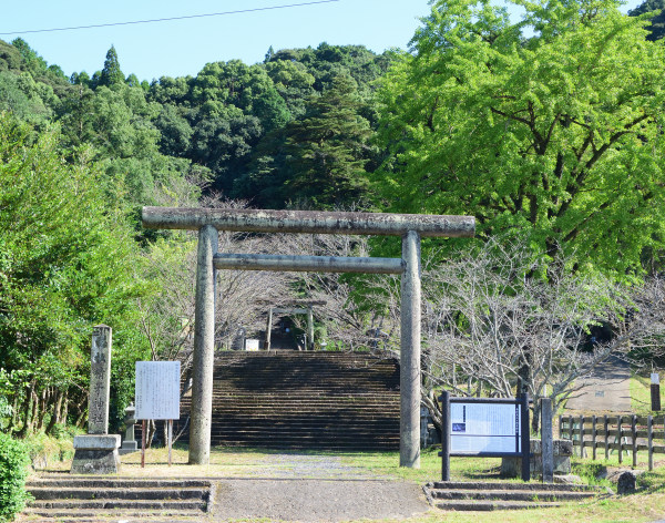 石の鳥居と石段が続く参道