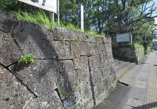 道路沿いに石垣が続く