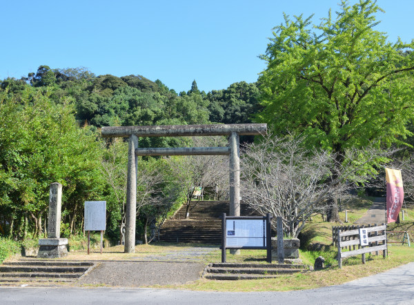 神社の入口、鳥居をくぐると石段が続く