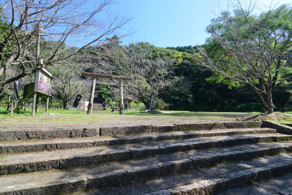 階段を登るとやや広い空間に出る