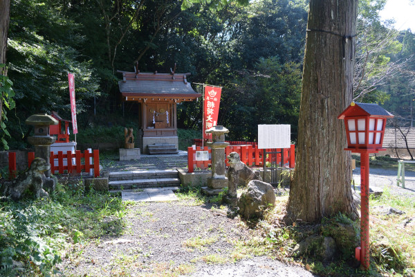 稲荷神社の祠と燈篭