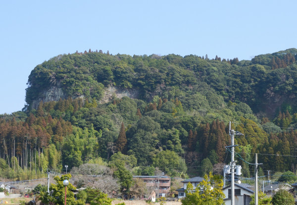 急襲な岩壁が堅固な山城を思わせる