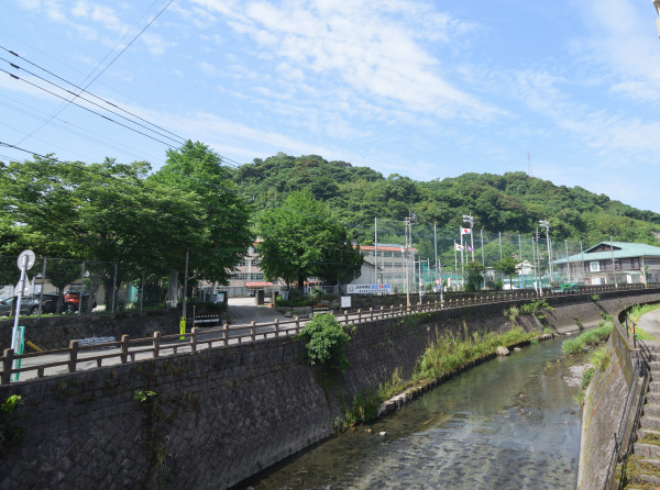 山城跡の麓に中学校がある、手前には稲荷川