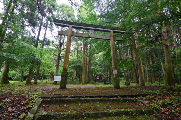 城跡の一角に神社が鎮座、鳥居の向こうに社殿や記念碑も見える