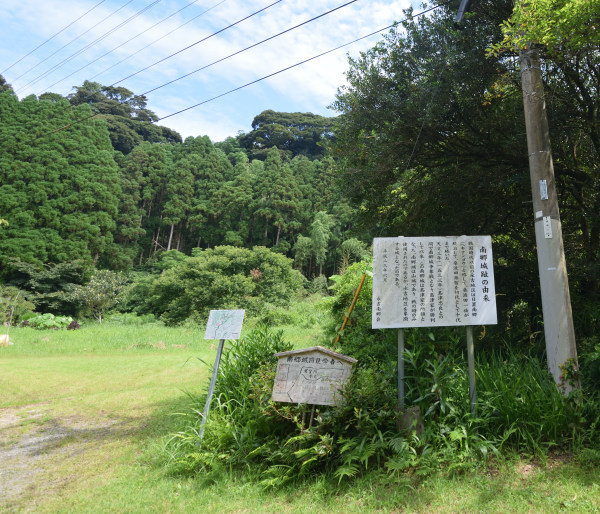 城跡の説明と見学の案内