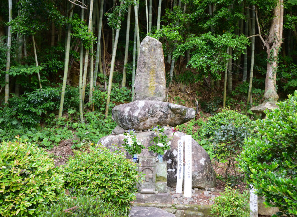 墓地の奥のほうに島津豊久の墓がある