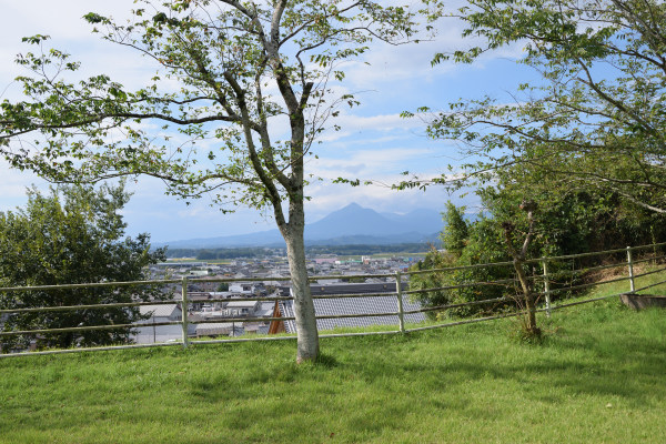 城跡から三俣院を見渡す、遠くに霧島連山も見える