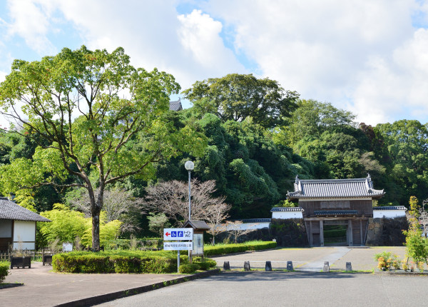 城址公園として整備、立派な新しい門もある