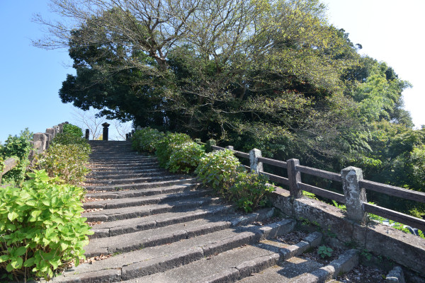 石段を登ると城跡がある、という写真