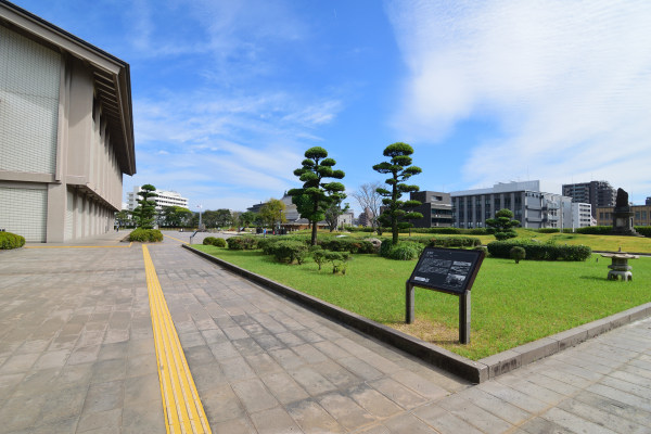 庭園跡と黎明館の建物