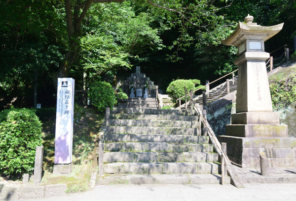石段を登ると供養塔がある