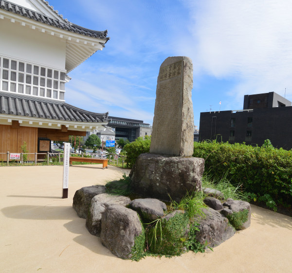 石碑が建つ、左側には御楼門も見える