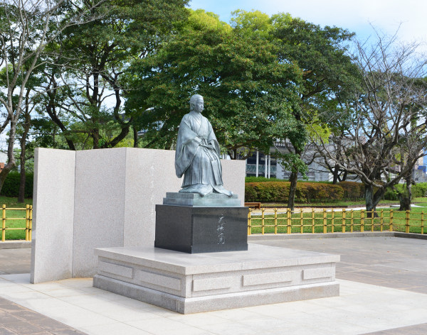 天璋院（篤姫）の銅像、座った姿で