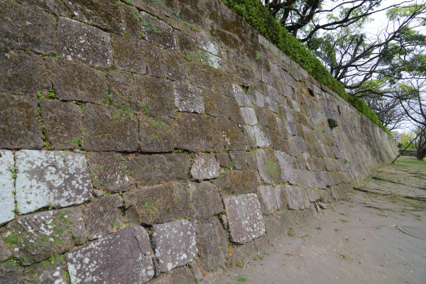整然と積まれた石垣